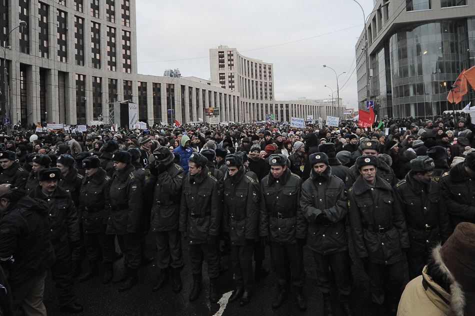Участники акции на проспекте Сахарова стоят за кордоном полиции