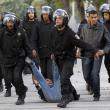 Тунис (Тунис). Полицейские из спецподразделения по борьбе с уличными беспорядками задерживают демонстранта. 14 января 2011 года