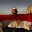 Каир (Египет). Участник антиправительственной демонстрации держит в руках окровавленный египетский флаг на площади Тахрир. 3 февраля 2011 года
