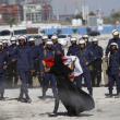 Манама (Бахрейн). Участница антиправительственных выступлений обращается к полицейским. 19 февраля 2011 года. В этот день демонстранты вновь захватили Жемчужный перекресток в столице Бахрейна Манаме
