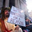 Лондон (Великобритания). Демонстрант в костюме Иисуса Христа среди участников акции протеста на ступенях собора Святого Павла. 15 октября 2011 года