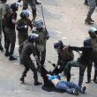 Каир (Египет). Военные задерживают демонстрантку во время массовой акции на площади Тахрир 17 декабря 2011 года. Солдаты египетской армии дубинками разгоняли участников продолжающейся второй день демонстрации; девять из них были убиты, более трехсот ранены