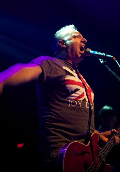 2 марта в Москве состоится концерт, посвященный легендарной группе Joy Division — в клубе Milk выступит один из ее основателей, бас-гитарист Питер Хук со своей новой командой The Light.