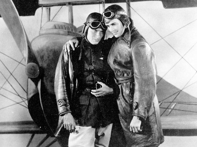 Лауреат самой первой премии «Оскар» немой фильм 1927 года «Крылья» Уильяма Уэллмана сегодня, 18 января, возвращается на экран театра Сэмюэля Голдмана в Беверли-хиллз.
