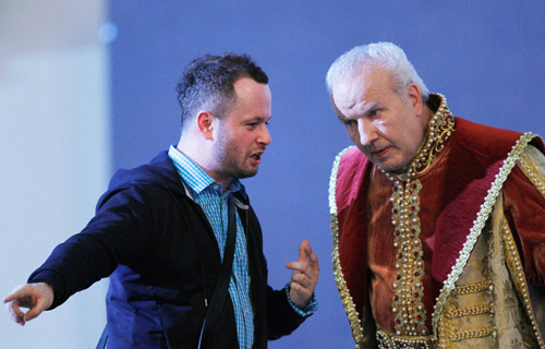 Дмитрий Черняков (слева) во время предпремьерного показа оперы «Руслан и Людмила» на сцене Большого театра