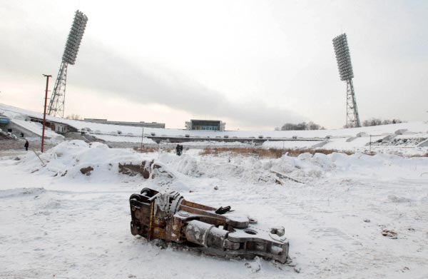 Сегодня, 10 февраля, начались работы по сносу наружных стен московского стадиона «Динамо». К настоящему моменту с использованием тяжелой техники уничтожена восточная часть сооружения.