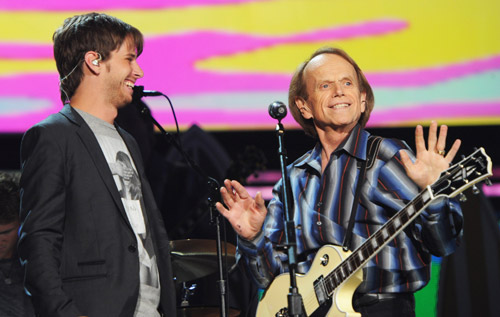Марк Фостер из Foster the People и Эл Джардин  из The Beach Boys на сцене 54-ой церемонии «Грэмми»