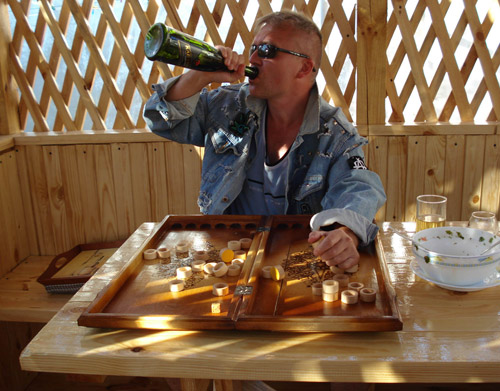 Павел Яцына играет в нарды в летнем кафе под Судаком. 2007 