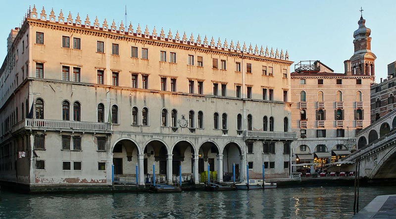 Активисты организации «Наша Италия» (Italia Nostra) выступают против планов концерна Benetton, который хочет превратить  палаццо Фондако деи Тедески в торговый центр с видом на Гранд-канал у моста Риальто.