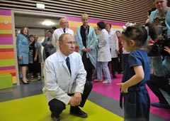 Владимир Путин в Федеральном научно-клиническом центре детской гематологии, онкологии и иммунологии имени Димы Рогачева, 15 февраля 2012 года