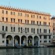 Активисты организации «Наша Италия» (Italia Nostra) выступают против планов концерна Benetton, который хочет превратить  палаццо Фондако деи Тедески в торговый центр с видом на Гранд-канал у моста Риальто.
