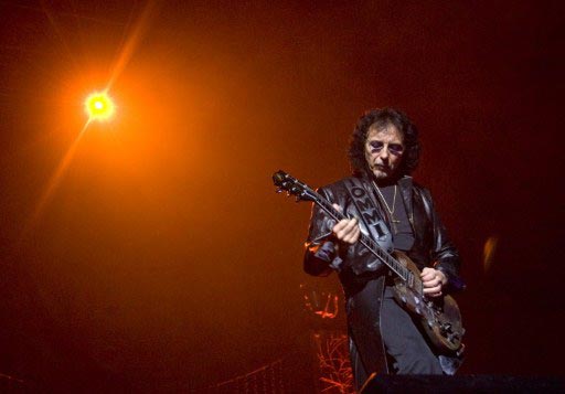 Британская рок-группа Black Sabbath не выступит в Москве и Петербурге. Как сообщается в пресс-релизе на официальном сайте группы, гастрольные планы пришлось скорректировать из-за болезни гитариста Тони Айомми.