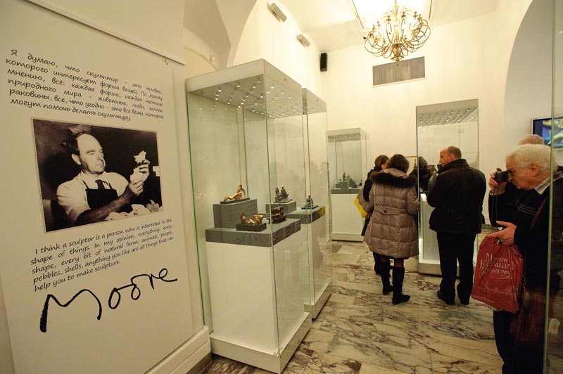 В Успенской звоннице и Одностолпной палате Патриаршего дворца на территории Московского Кремля открылась выставка «Генри Мур и классический канон современной скульптуры».