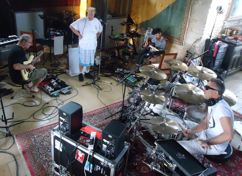 Группа Джона Лайдона Public Image Ltd объявила о релизе мини-альбома «One Drop». Диск выйдет 21 апреля.