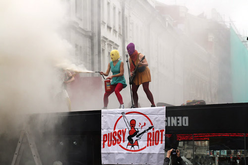 Pussy Riot во время нелегального тура 