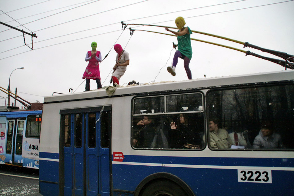Запрещенный тур группы Pussy Riot на вышках метро и крышах троллейбусов