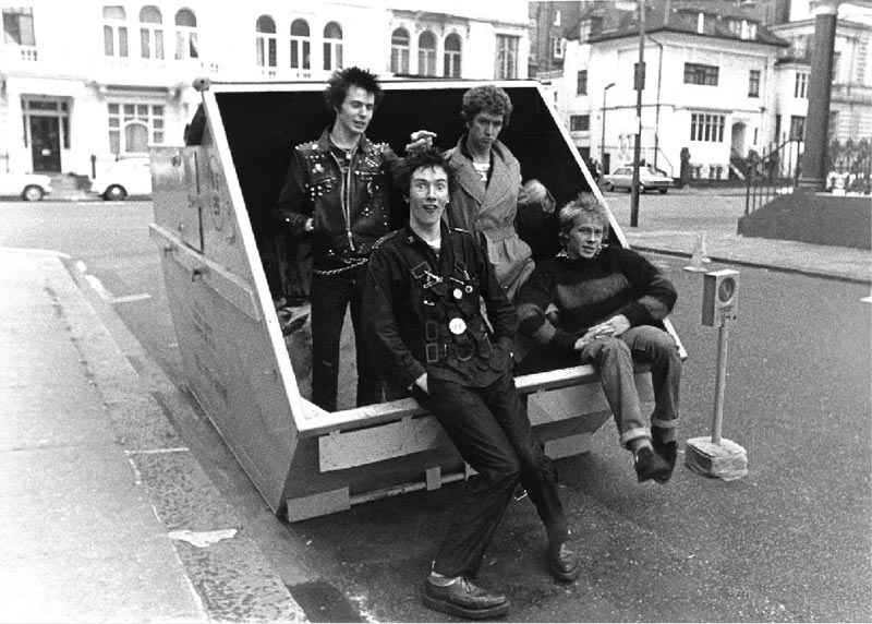 Британская группа Sex Pistols, стоящая у истоков панк-рока, подписала контракт с лейблом Universal. В этом году выйдет расширенное и переработанное издание альбома «Never Mind The Bollocks, Here's The Sex Pistols» (1977).