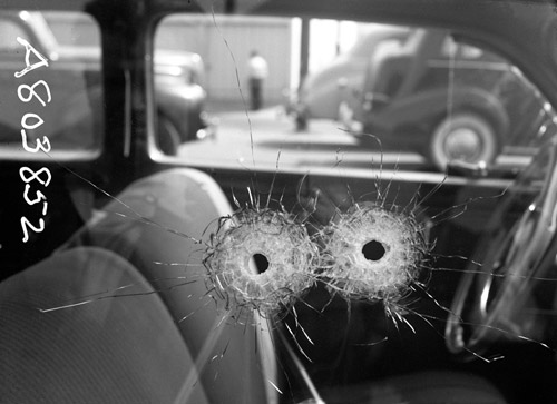 Неизвестный автор. Крупный план пулевых отверстий в окне автомобиля Атти. Убийство. 1942  - Los Angeles Police Department / Courtesy fototeka Los Angeles