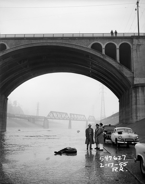 Р. Риттенхаус. Мост над рекой Лос-Анджелес. В реке мертвое тело, на мосту полицейский детектив, а в стороне машина. 1955  - Los Angeles Police Department / Courtesy fototeka Los Angeles