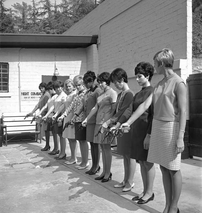 Неизвестный автор. Женщины-полицейские тренируются в стрельбе в тире. Девушки-инспекторы по оружию с оружием. 1968 