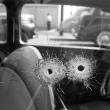 Неизвестный автор. Крупный план пулевых отверстий в окне автомобиля Атти. Убийство. 1942 