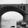 Р. Риттенхаус. Мост над рекой Лос-Анджелес. В реке мертвое тело, на мосту полицейский детектив, а в стороне машина. 1955 