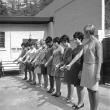 Неизвестный автор. Женщины-полицейские тренируются в стрельбе в тире. Девушки-инспекторы по оружию с оружием. 1968 