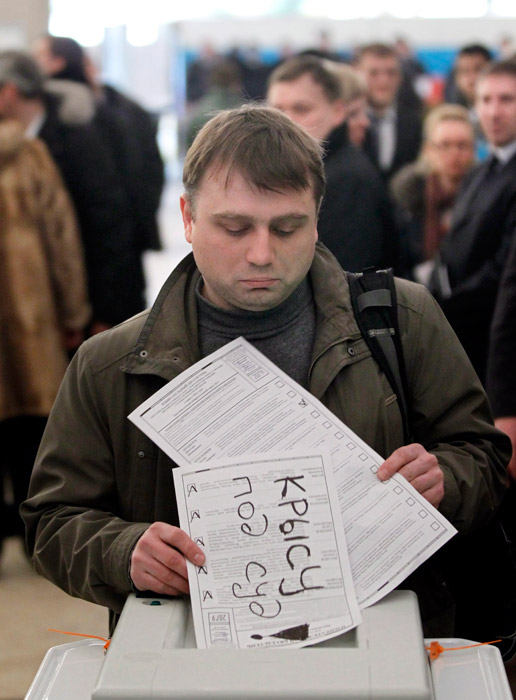 Голосующий на одном из избирательных участков  - Юрий Кочетков/EPA/РИА-Новости