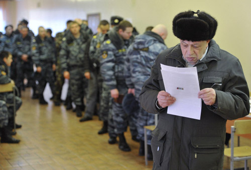 Сотрудники ОМОНа на избирательном участке № 2920 во время голосования на выборах президента РФ в московском районе Строгино