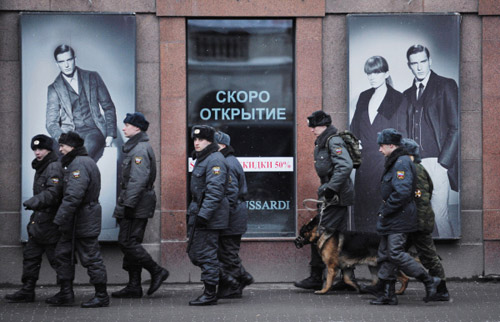 Сотрудники правоохранительных органов в день выборов президента РФ у метро «Пушкинская».