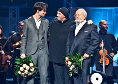 Джонни Гринвуд, дирижер камерного оркестра  AUKSO  Марек Мось и Кшиштоф Пендерецкий после совместного концерта