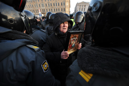 Участница несанкционированной акции оппозиции на Исаакиевской площади 