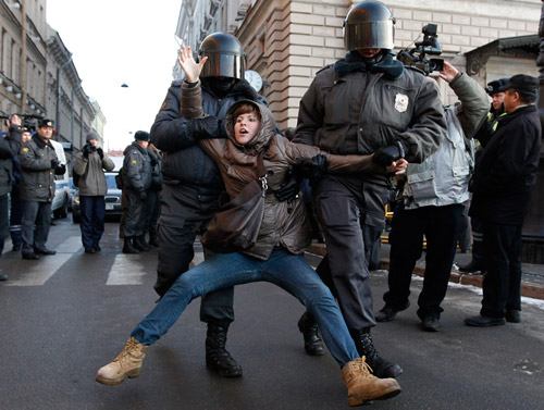 Участница несанкционированной акции оппозиции на Исаакиевской площади и сотрудники ОМОНа 