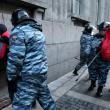 Сотрудник правоохранительных органов задерживает участника митинга оппозиции на Исаакиевской площади в Санкт-Петербурге 
