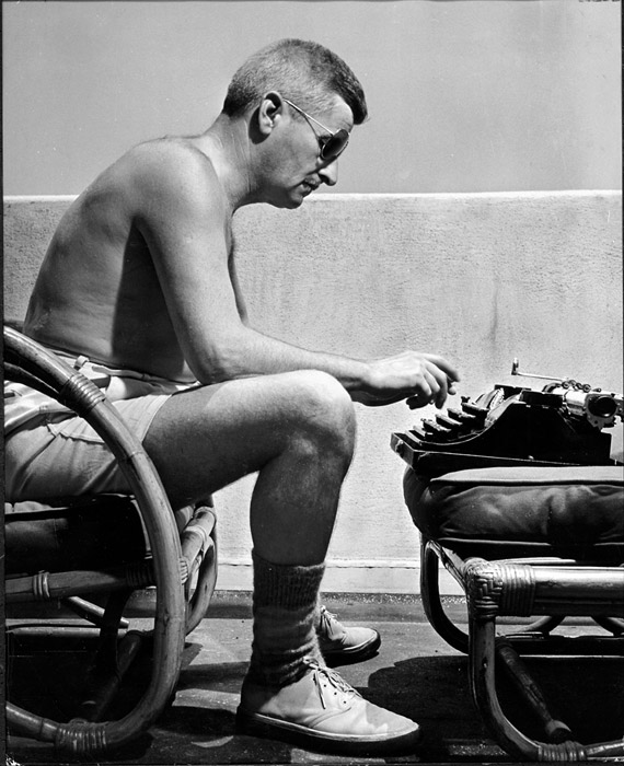 Начало 1940-х. Уильям Фолкнер (1897–1962) за своей пишущей машинкой, сидя на балконе, работает над пьесой. Голливуд, Калифорния 