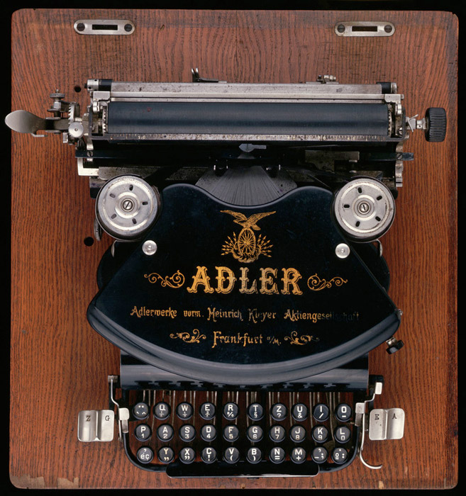 Adler Model 7 (Adler office machines, 1925). Самая знаменитая пишущая машинка фирмы. Первые устройства Adler появились на рынке в 1913 г. 