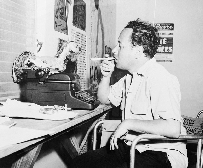23 января 1957. Драматург Теннесси Уильямс (1911–1983) за пишущей машинкой в своем рабочем кабинете. Ки-Уэст, Флорида
