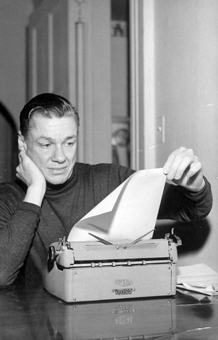 Писатель, телеведущий и колумнист «Геральд трибьюн» Джон Кросби (1912–1991) за пишущей машинкой