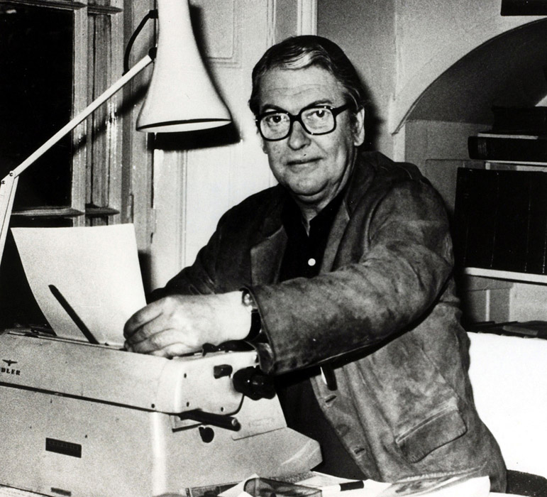 Ноябрь 1981. Британский писатель Кингсли Эмис (1922–1950) за пишущей машинкой 