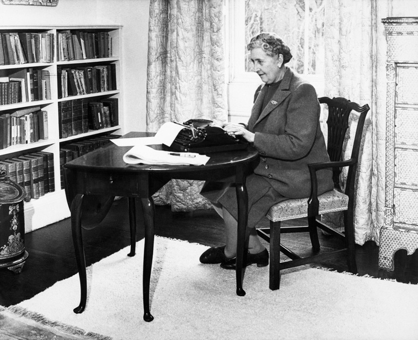 Январь 1946. Агата Кристи (1890–1976) за пишущей машинкой у себя дома. Девоншир, Великобритания 