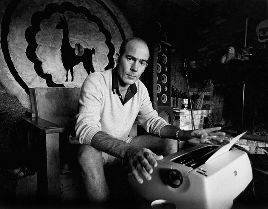 Сirca 1976. Хантер С. Томпсон (1937–2005) за пишущей машинкой у себя дома. Аспен, Колорадо 