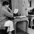 1944. Эрнест Хемингуэй (1899–1961) за пишущей машинкой перечитывает свою статью, написанную в период его работы фронтовым корреспондентом 