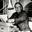 Ноябрь 1981. Британский писатель Кингсли Эмис (1922–1950) за пишущей машинкой 