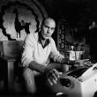 Сirca 1976. Хантер С. Томпсон (1937–2005) за пишущей машинкой у себя дома. Аспен, Колорадо 