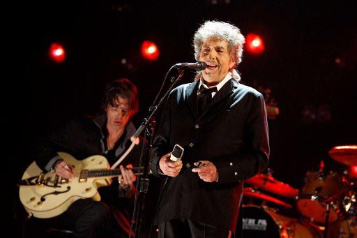 Легендарный американский музыкант Боб Дилан записывает новый альбом в Лос-Анджелесе на студии, принадлежащей певцу и композитору Джексону Брауну.