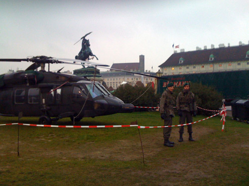 Солдаты НАТО у Хофбурга. Вена. Ноябрь, 2011