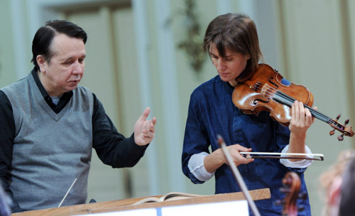 Виктория Муллова и Михаил Плетнев во время репетиции с Российским национальным оркестром в Большом зале Консерватории 