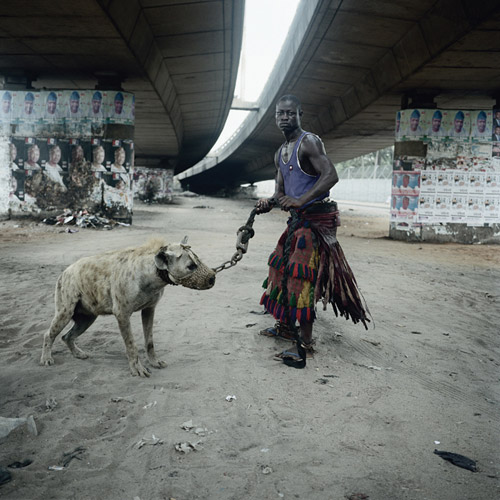 Питер Хьюго. Абдуллахи Мохаммед и Майнасара. Лагос, Нигерия, 2007. Из серии «Гиена и другие люди». Цветной цифровой отпечаток 