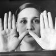 Актриса Сесилия Гамес показывает руки после сеанса хироманта Джовани Тассани. Мадрид. 1933 
