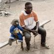 Питер Хьюго. Дайаба Усман и обезьянка Клиа. Нигерия, 2005. Из серии «Гиена и другие люди». Цветной цифровой отпечаток